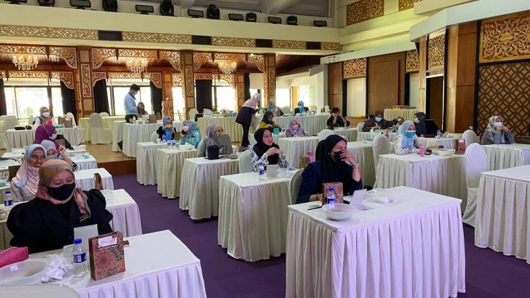 Program-Kursus-Personaliti-Profesional-bagi-warga-Kerja-Kraftangan-Malaysia-2021-768x432