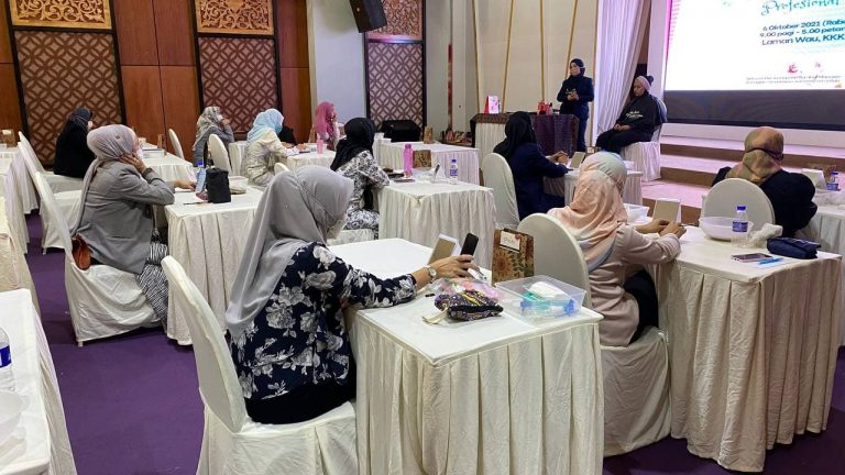 Program-Kursus-Personaliti-Profesional-bagi-warga-Kerja-Kraftangan-Malaysia-2021-praktikal-makeup-768x432
