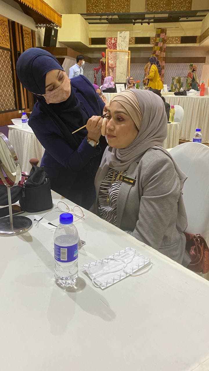bengkel-solekan-asas-kraftangan-malaysia-demo-praktikal
